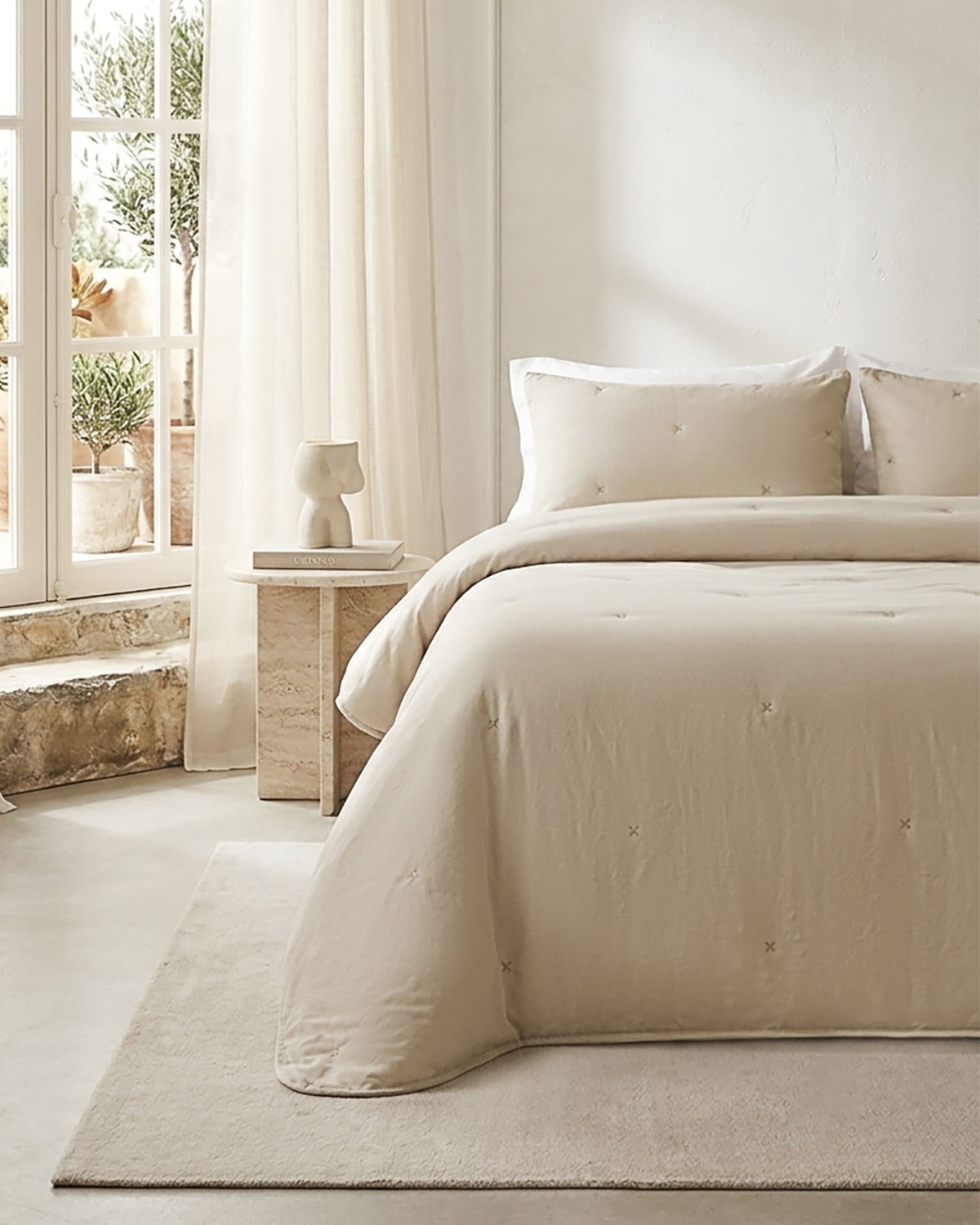 Nakışlı Bej Çift Kişilik Yatak Örtüsü Seti 1 Adet 250 x 230 / 2 Adet 50 x 70 cm