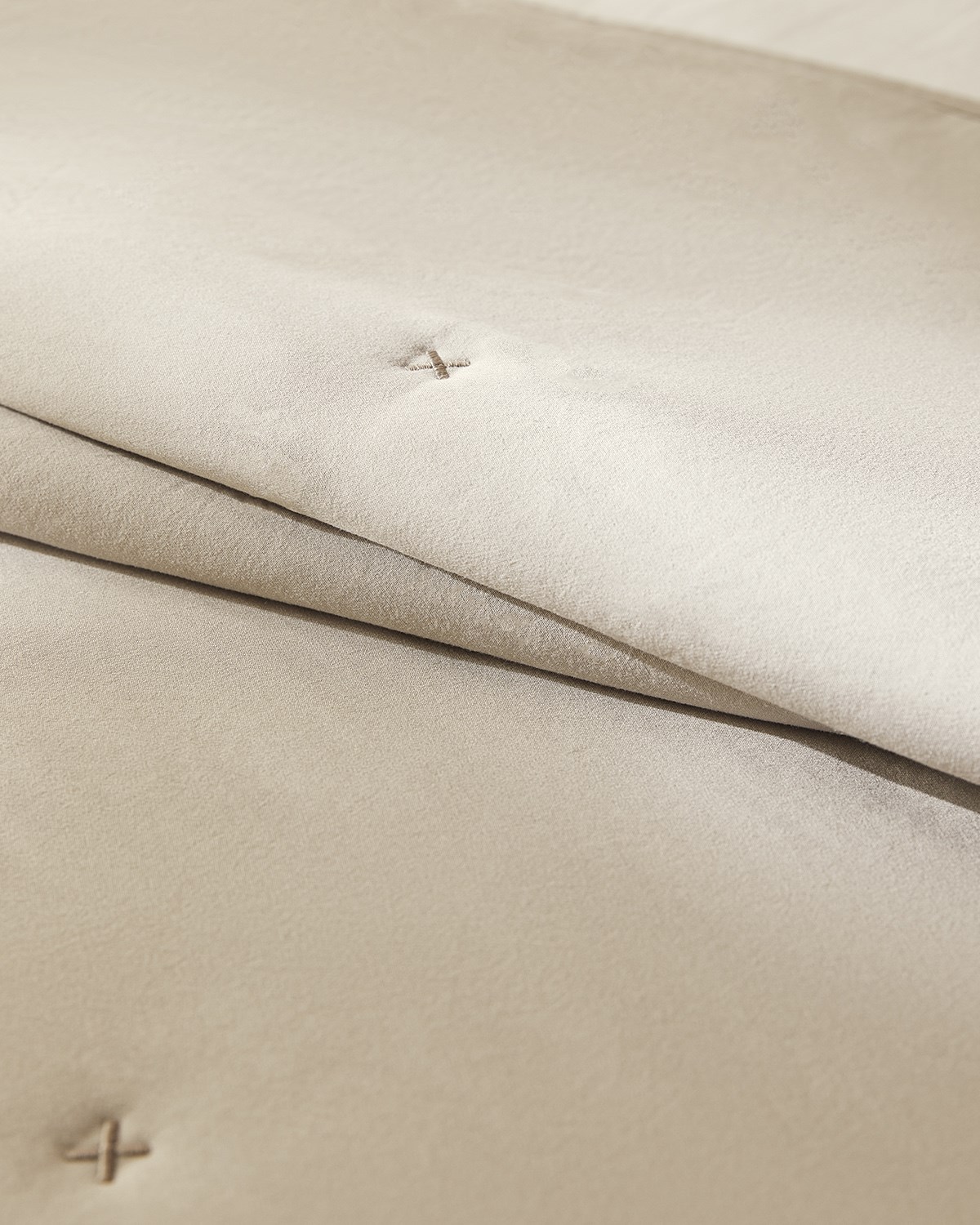 Nakışlı Bej Çift Kişilik Yatak Örtüsü Seti 1 Adet 250 x 230 / 2 Adet 50 x 70 cm