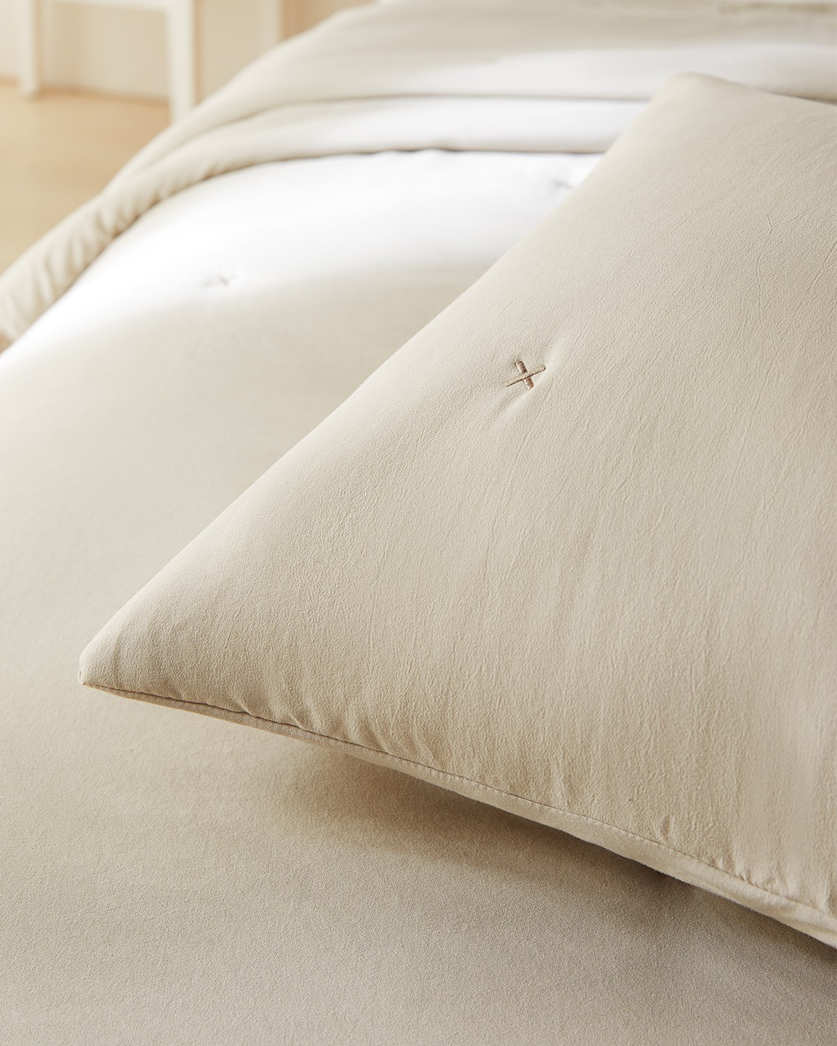 Nakışlı Bej Çift Kişilik Yatak Örtüsü Seti 1 Adet 250 x 230 / 2 Adet 50 x 70 cm