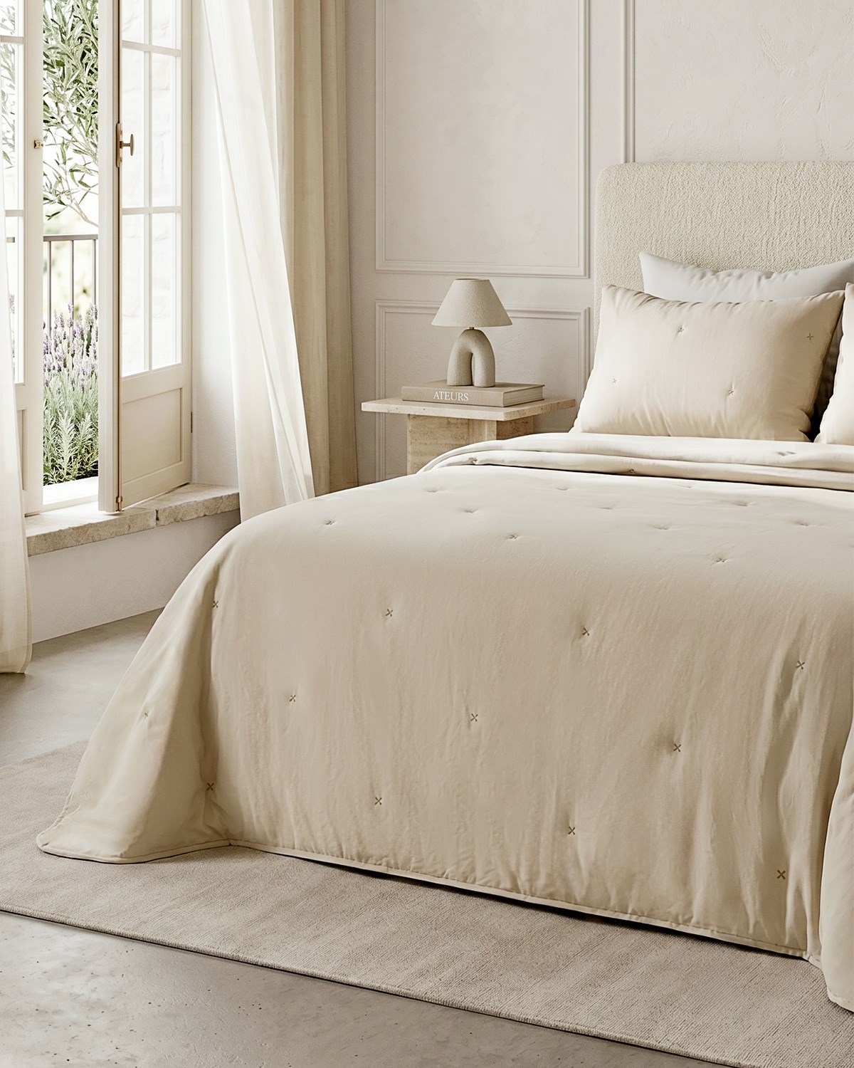 Nakışlı Bej Çift Kişilik Yatak Örtüsü Seti 1 Adet 250 x 230 / 2 Adet 50 x 70 cm