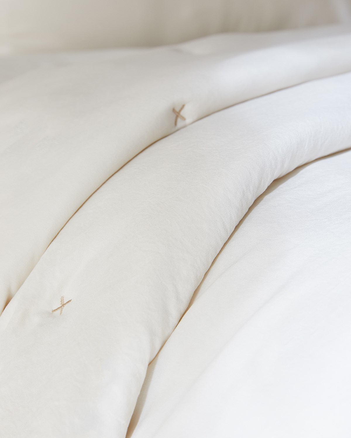 Nakışlı Ekru Çift Kişilik Yatak Örtüsü Seti 1 Adet 250 x 230 / 2 Adet 50 x 70 cm
