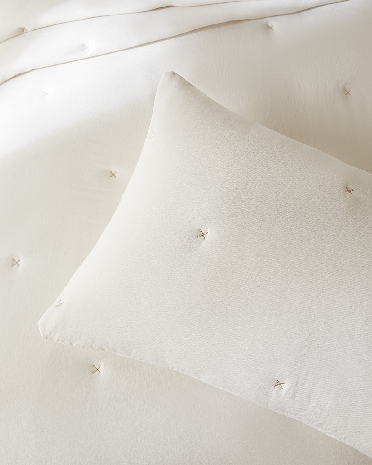Nakışlı Ekru Çift Kişilik Yatak Örtüsü Seti 1 Adet 250 x 230 / 2 Adet 50 x 70 cm