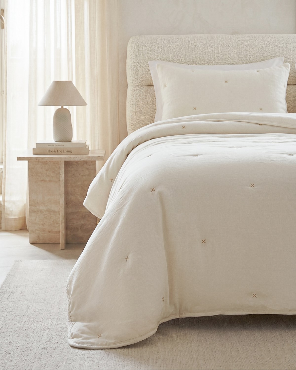 Nakışlı Ekru Çift Kişilik Yatak Örtüsü Seti 1 Adet 250 x 230 / 2 Adet 50 x 70 cm