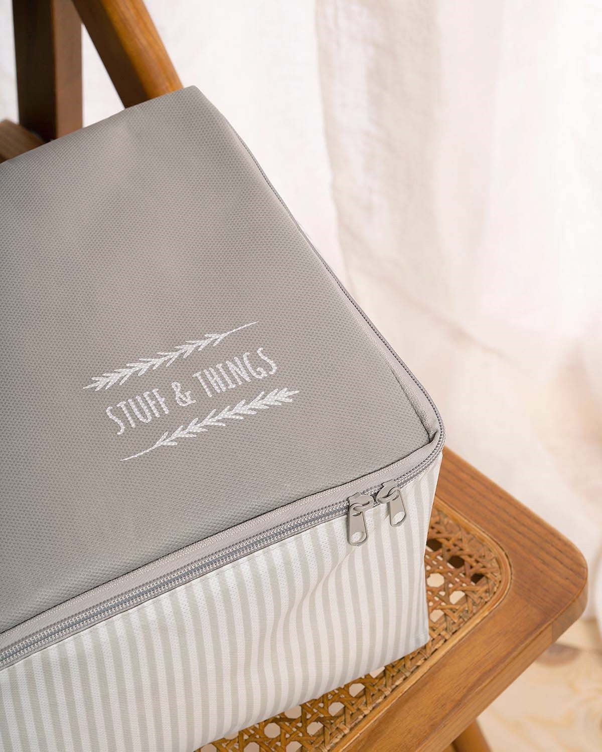 Orta Boy Gri Çizgili Stuff & Things Hurç 52 x 28 x 21 cm