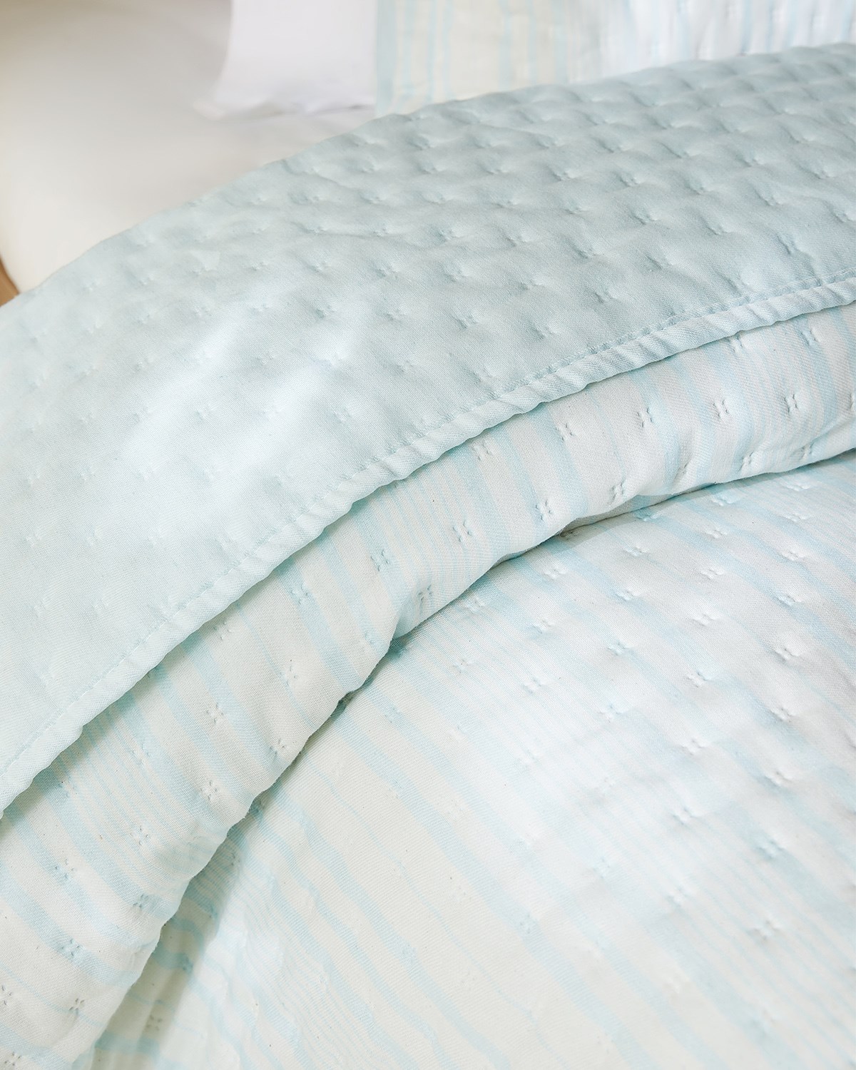 Pamuklu Kapitoneli Açık Mavi Renk Çizgi Desen Çift Kişilik Yatak Örtüsü Seti 1 Adet 250 x 230 / 2 Adet 50 x 70 cm