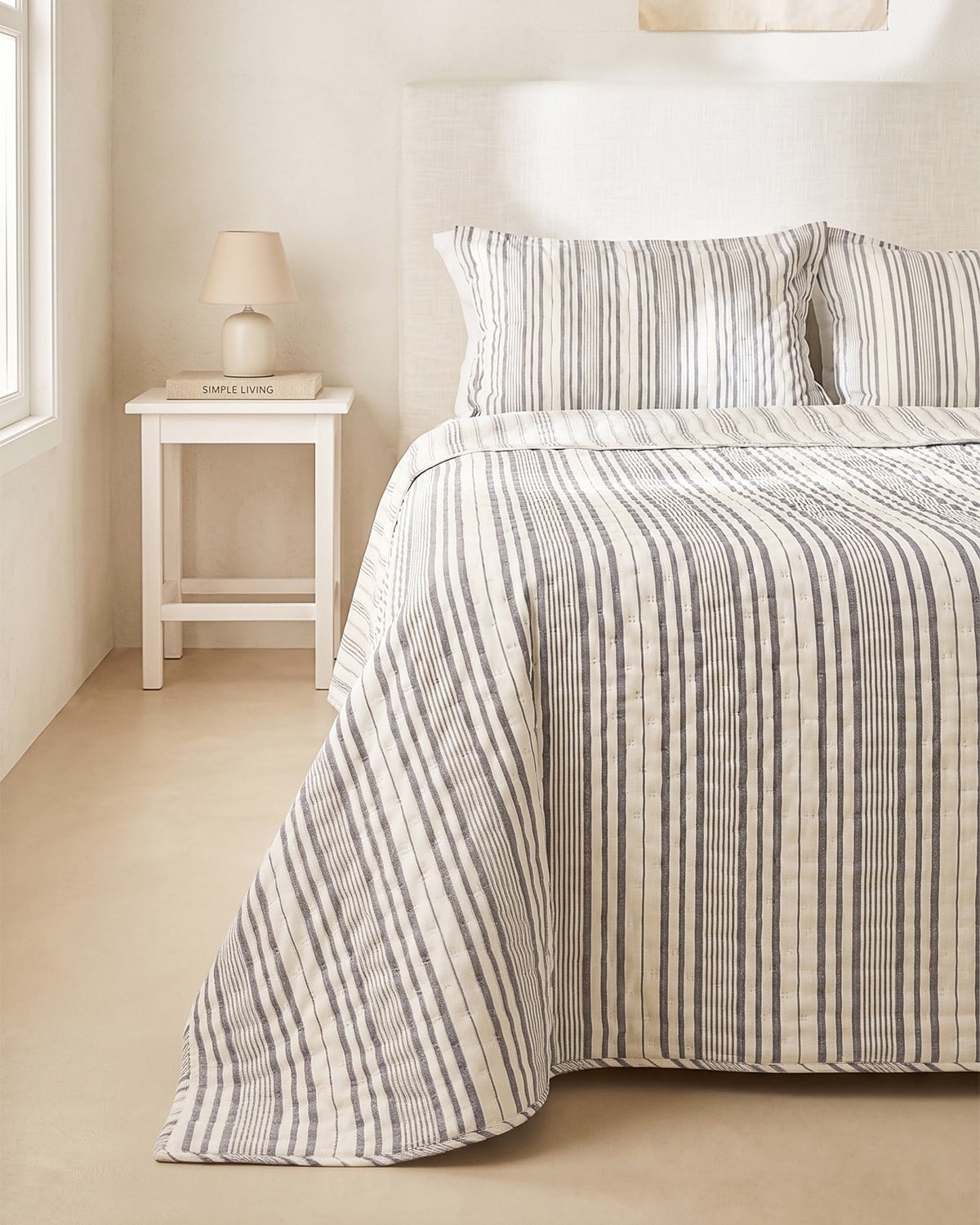Pamuklu Kapitoneli Antrasit Renk Çizgi Desen Çift Kişilik Yatak Örtüsü Seti 1 Adet 250 x 230 / 2 Adet 50 x 70 cm