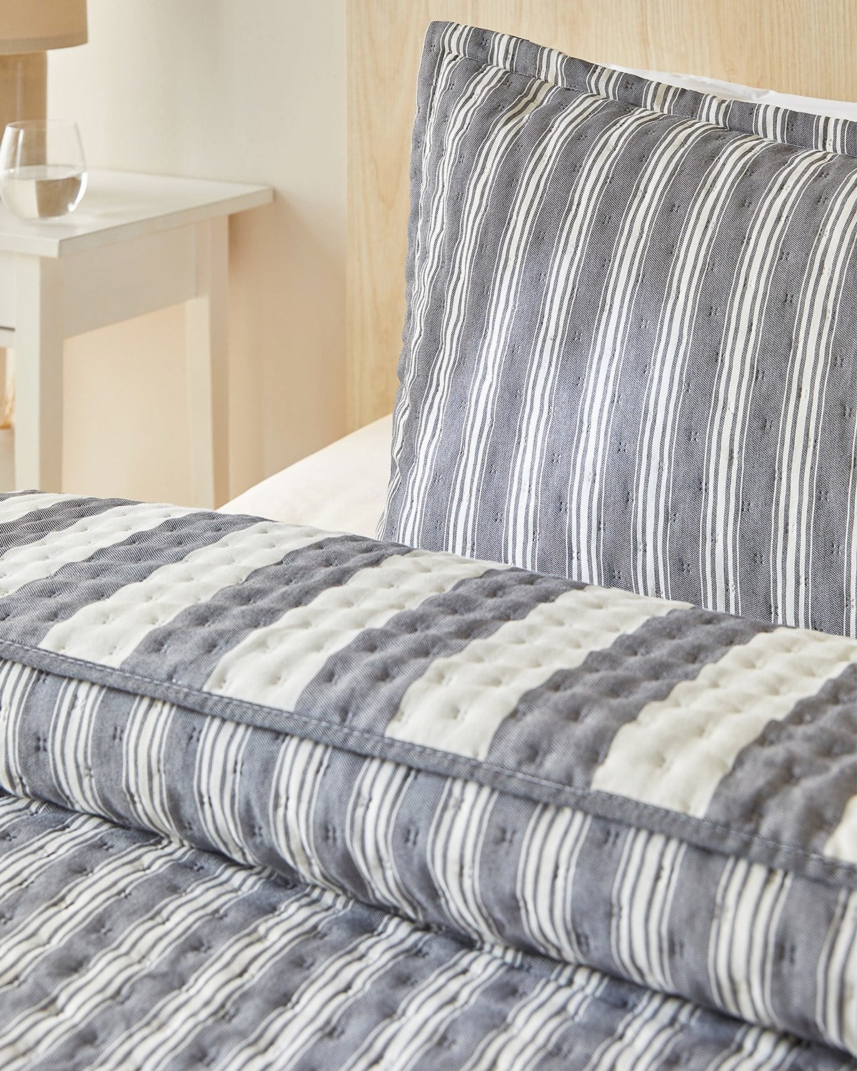 Pamuklu Kapitoneli Antrasit Renk Çizgi Desen Tek Kişilik Yatak Örtüsü Seti 1 Adet 180 x 230 / 1 Adet 50 x 70 cm