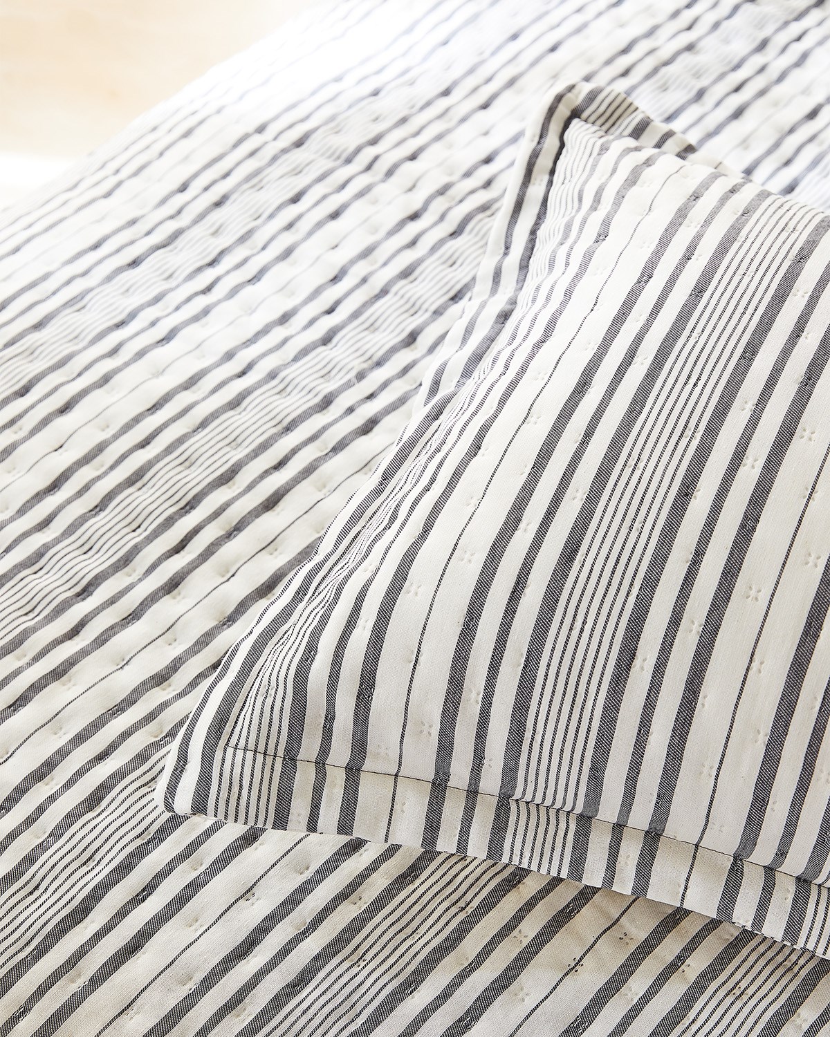 Pamuklu Kapitoneli Antrasit Renk Çizgi Desen Tek Kişilik Yatak Örtüsü Seti 1 Adet 180 x 230 / 1 Adet 50 x 70 cm