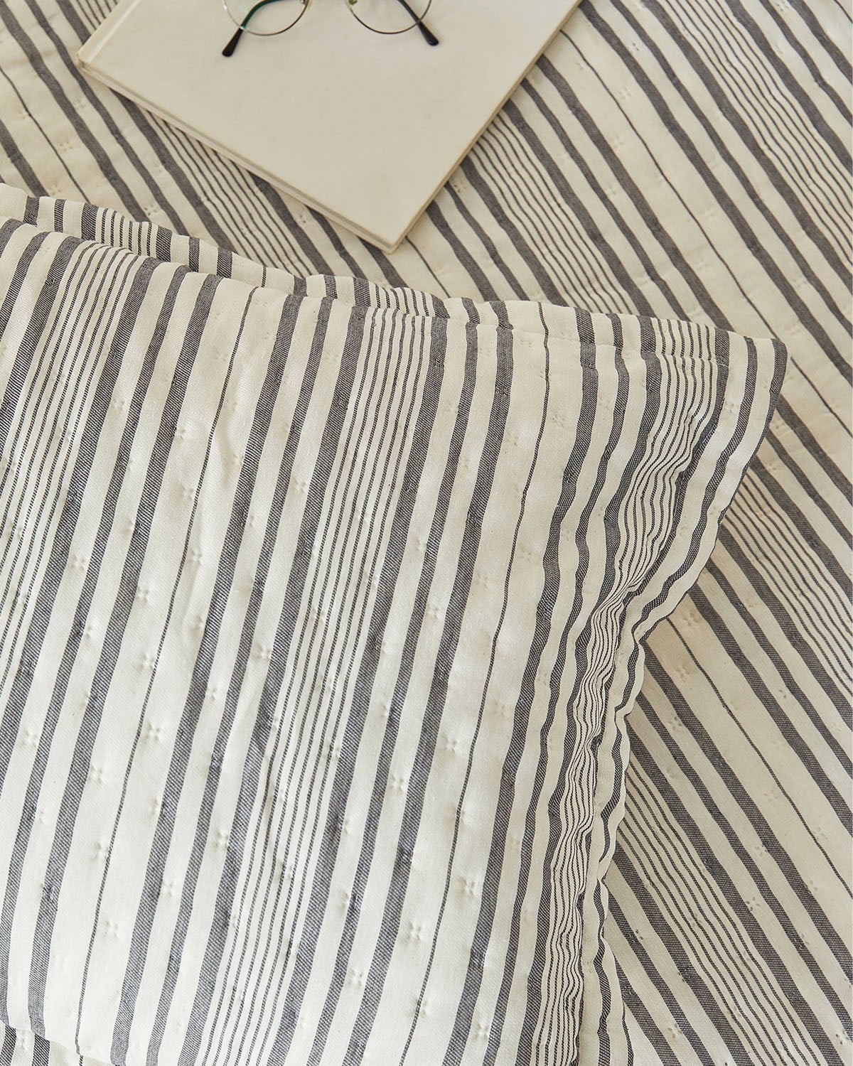 Pamuklu Kapitoneli Antrasit Renk Çizgi Desen Çift Kişilik Yatak Örtüsü Seti 1 Adet 250 x 230 / 2 Adet 50 x 70 cm