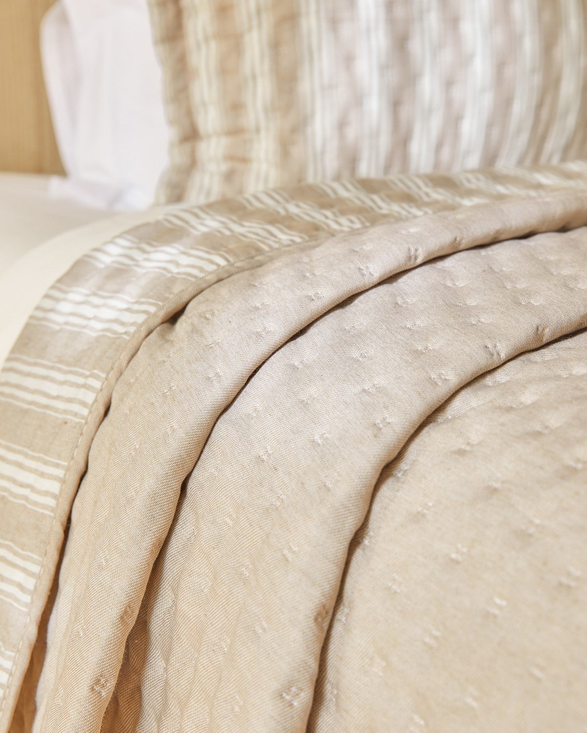 Pamuklu Kapitoneli Bej Renk Çizgi Desen Çift Kişilik Yatak Örtüsü Seti 1 Adet 250 x 230 / 2 Adet 50 x 70 cm