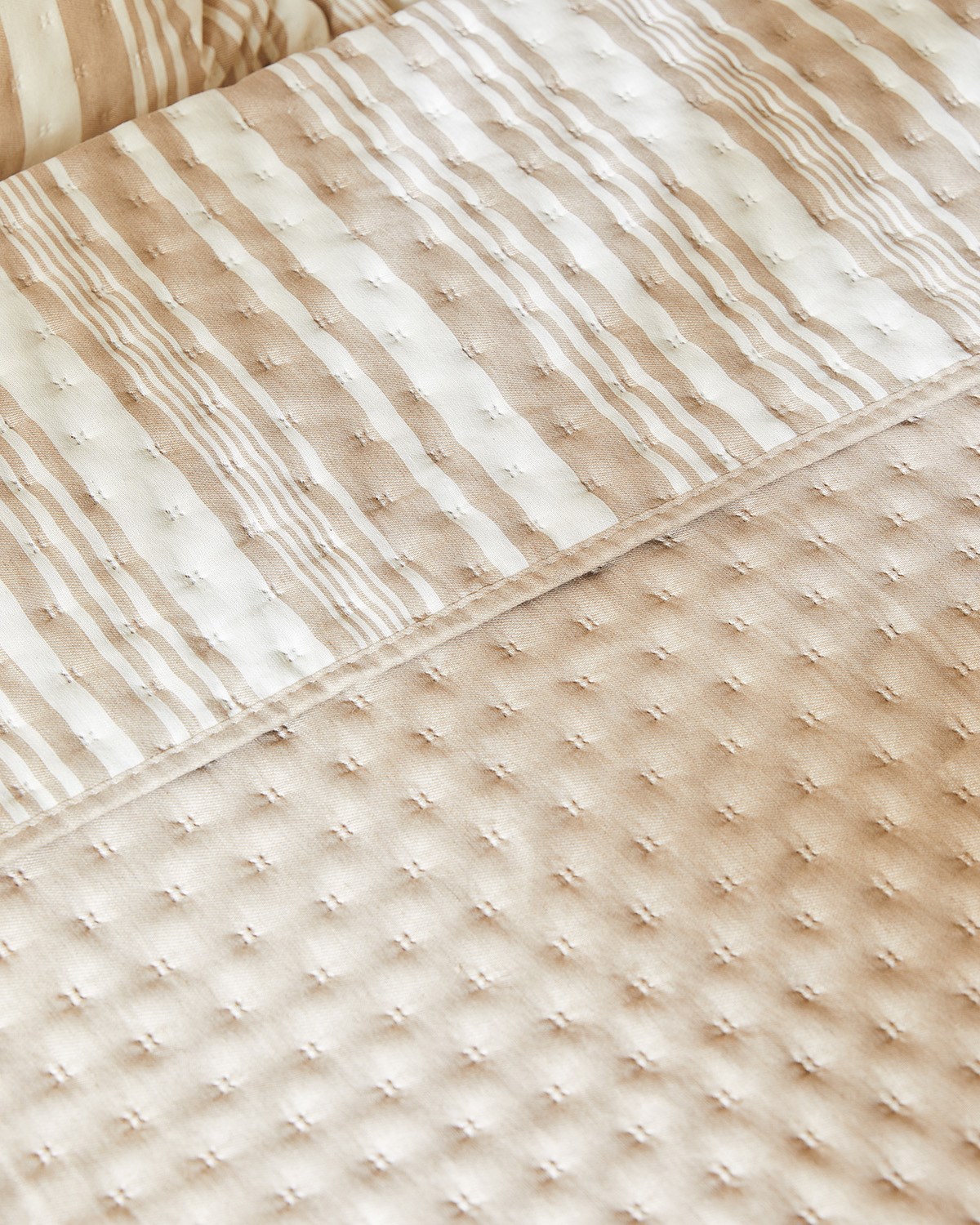 Pamuklu Kapitoneli Bej Renk Çizgi Desen Çift Kişilik Yatak Örtüsü Seti 1 Adet 250 x 230 / 2 Adet 50 x 70 cm