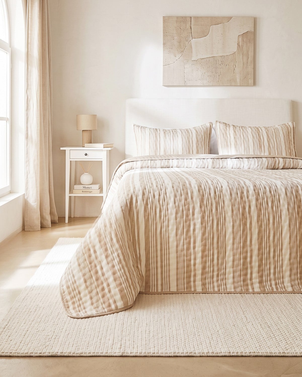 Pamuklu Kapitoneli Bej Renk Çizgi Desen Çift Kişilik Yatak Örtüsü Seti 1 Adet 250 x 230 / 2 Adet 50 x 70 cm