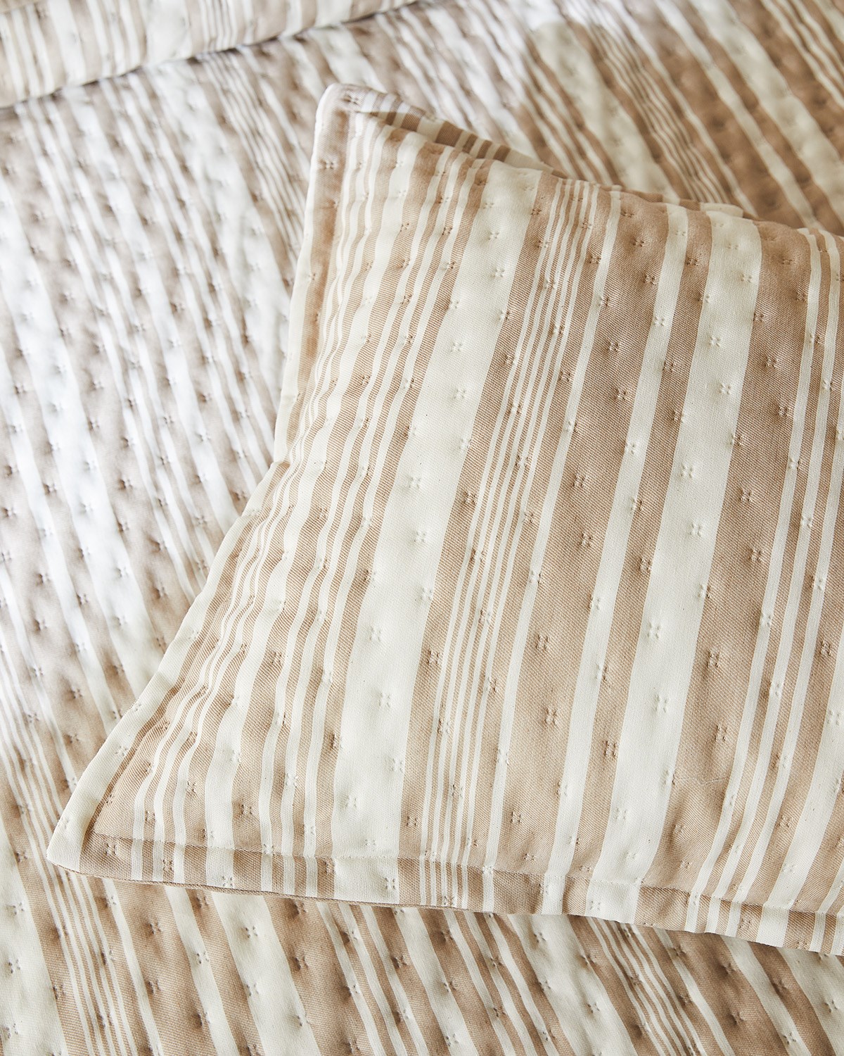 Pamuklu Kapitoneli Bej Renk Çizgi Desen Çift Kişilik Yatak Örtüsü Seti 1 Adet 250 x 230 / 2 Adet 50 x 70 cm