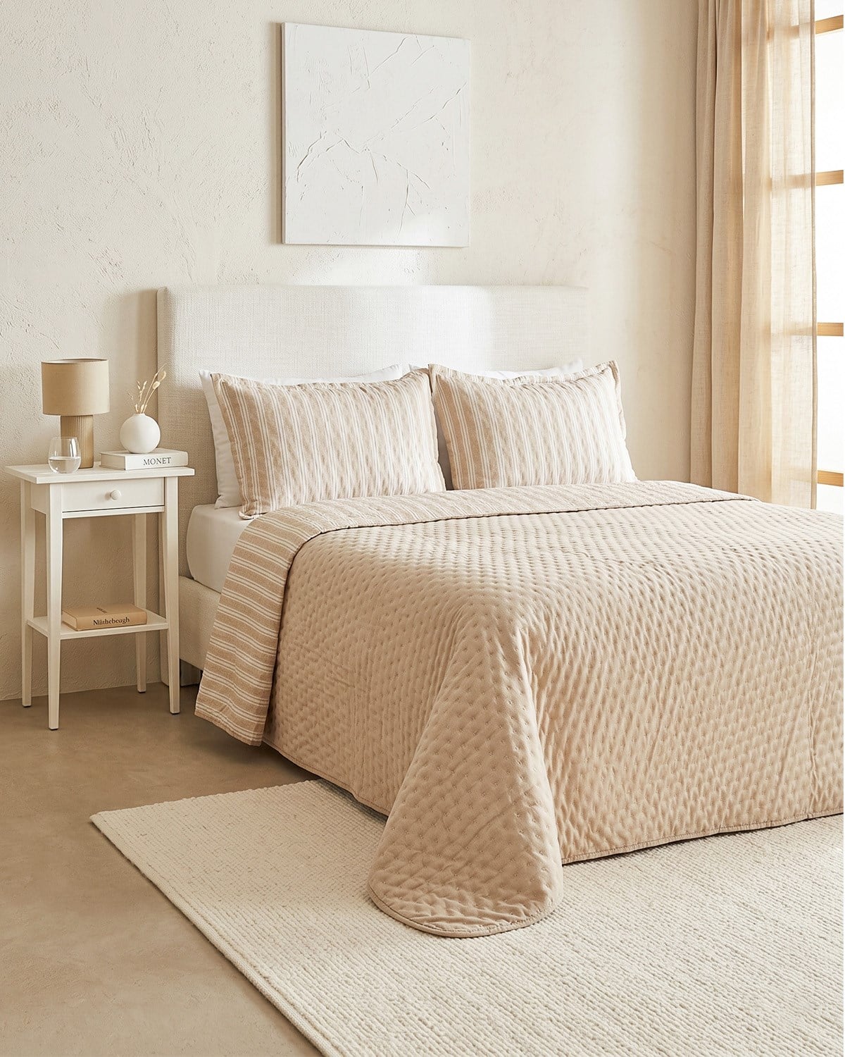 Pamuklu Kapitoneli Bej Renk Çizgi Desen Çift Kişilik Yatak Örtüsü Seti 1 Adet 250 x 230 / 2 Adet 50 x 70 cm