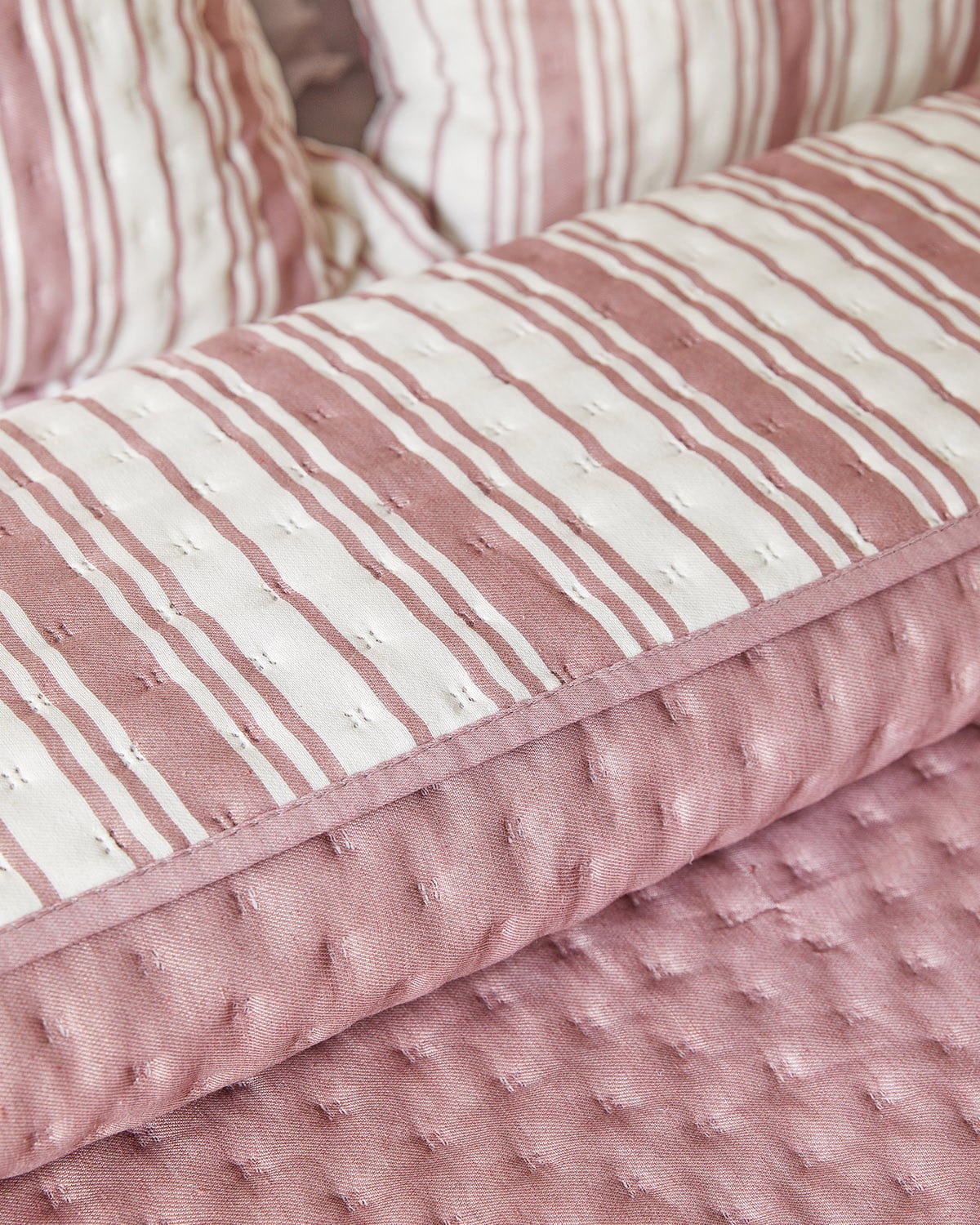 Pamuklu Kapitoneli Bordo Renk Çizgi Desen Çift Kişilik Yatak Örtüsü Seti 1 Adet 250 x 230 / 2 Adet 50 x 70 cm