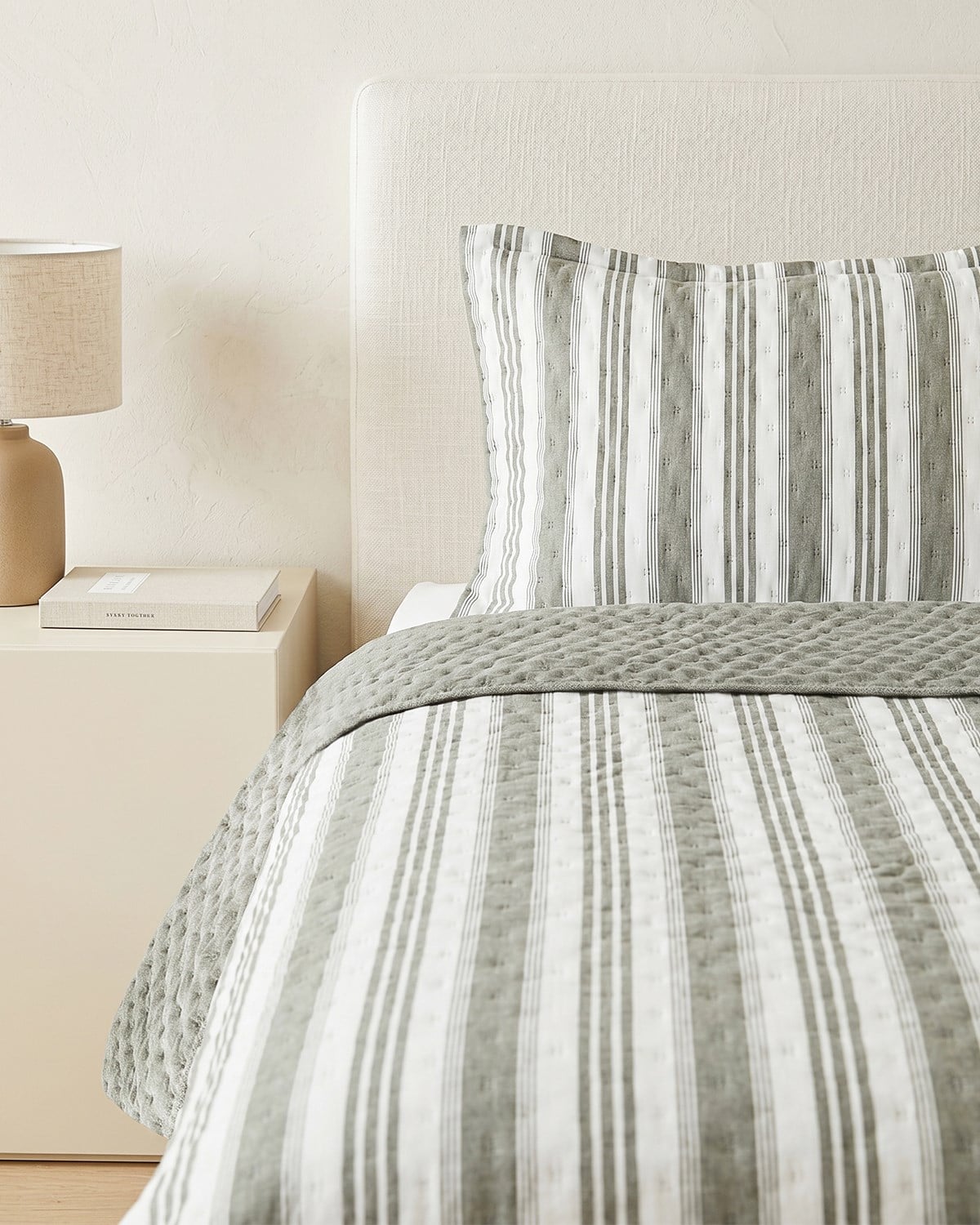 Pamuklu Kapitoneli Haki Renk Çizgi Desen Tek Kişilik Yatak Örtüsü Seti 1 Adet 180 x 230 / 1 Adet 50 x 70 cm