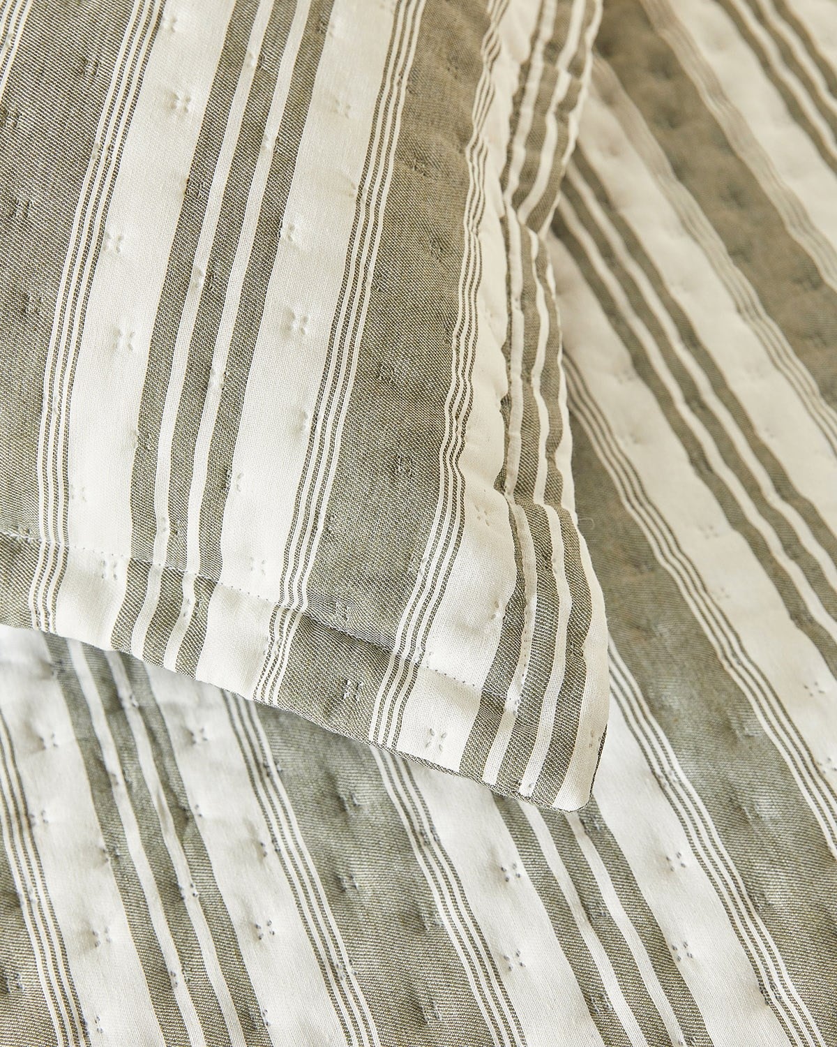 Pamuklu Kapitoneli Haki Renk Çizgi Desen Tek Kişilik Yatak Örtüsü Seti 1 Adet 180 x 230 / 1 Adet 50 x 70 cm