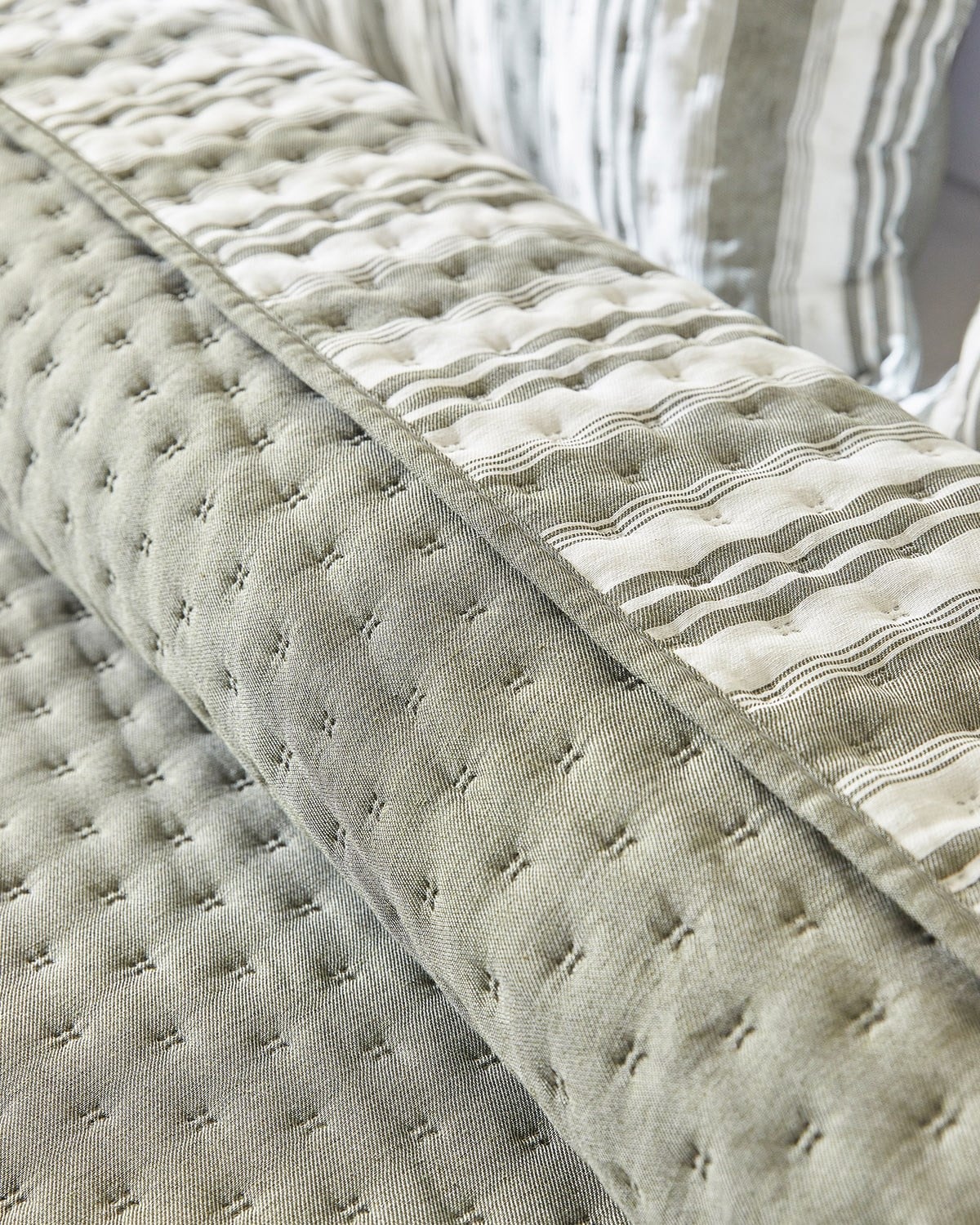 Pamuklu Kapitoneli Haki Renk Çizgi Desen Çift Kişilik Yatak Örtüsü Seti 1 Adet 250 x 230 / 2 Adet 50 x 70 cm