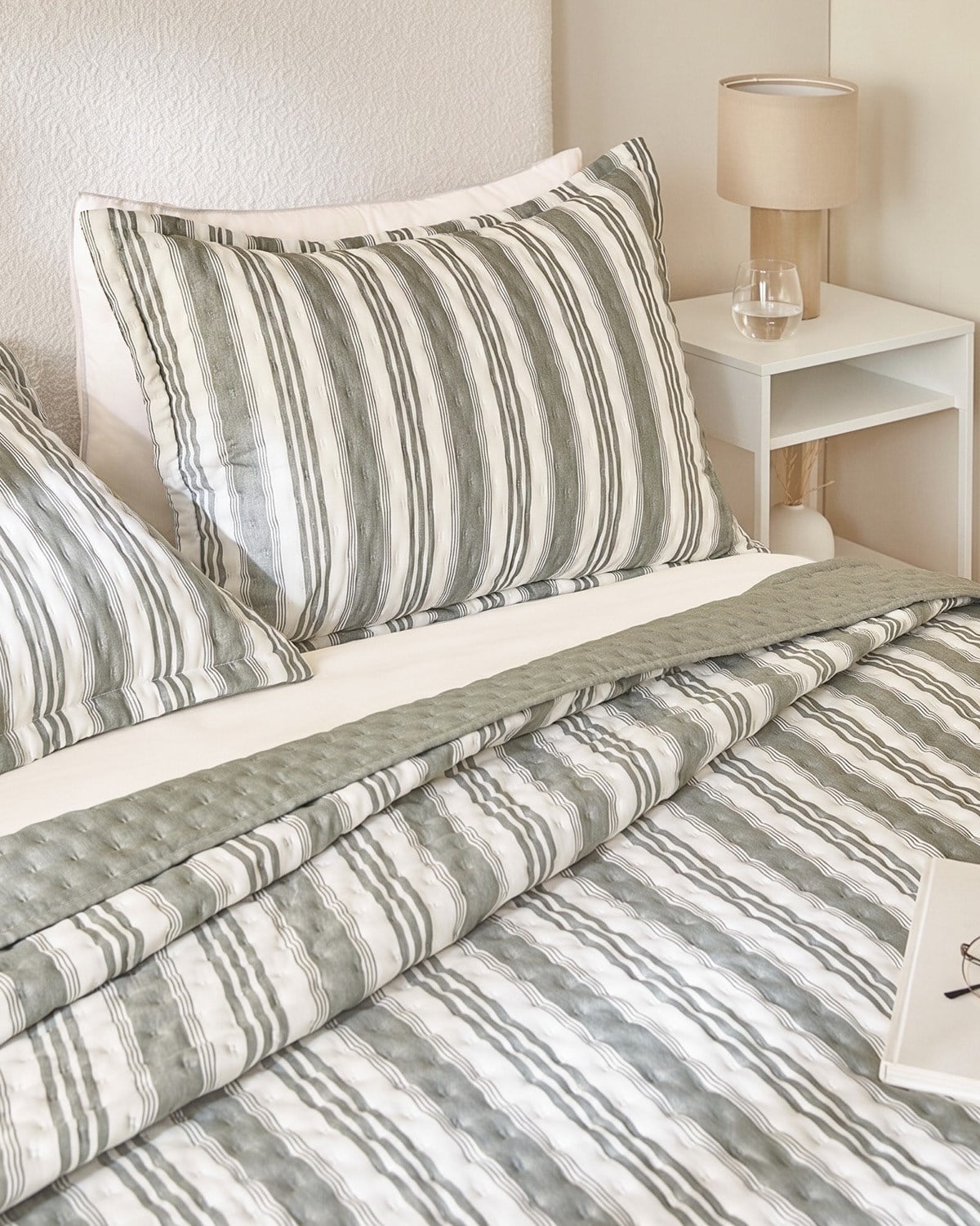 Pamuklu Kapitoneli Haki Renk Çizgi Desen Çift Kişilik Yatak Örtüsü Seti 1 Adet 250 x 230 / 2 Adet 50 x 70 cm