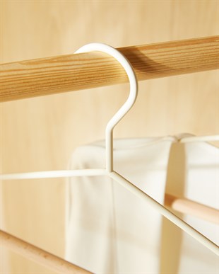 2li Ahşap Destekli Omuz Formlu Mat Beyaz Renk Metal Giysi Askısı 21.5 x 42 x 0.5 cm