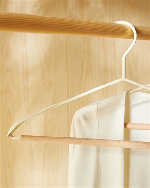 2li Ahşap Destekli Omuz Formlu Mat Beyaz Renk Metal Giysi Askısı 21.5 x 42 x 0.5 cm