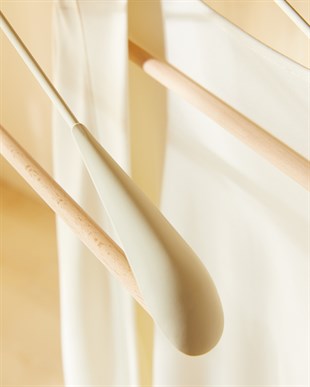 2li Ahşap Destekli Omuz Formlu Mat Beyaz Renk Metal Giysi Askısı 21.5 x 42 x 0.5 cm