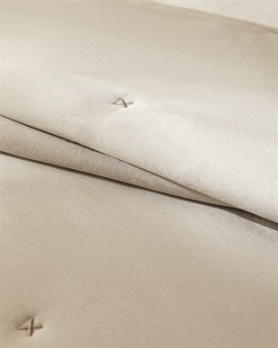 Nakışlı Bej Çift Kişilik Yatak Örtüsü Seti 1 Adet 250 x 230 / 2 Adet 50 x 70 cm