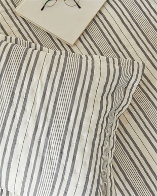 Pamuklu Kapitoneli Antrasit Renk Çizgi Desen Çift Kişilik Yatak Örtüsü Seti 1 Adet 250 x 230 / 2 Adet 50 x 70 cm