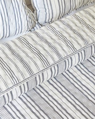 Pamuklu Kapitoneli Antrasit Renk Çizgi Desen Çift Kişilik Yatak Örtüsü Seti 1 Adet 250 x 230 / 2 Adet 50 x 70 cm