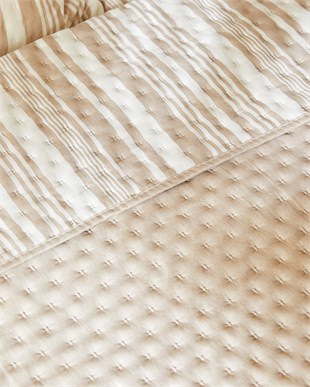 Pamuklu Kapitoneli Bej Renk Çizgi Desen Çift Kişilik Yatak Örtüsü Seti 1 Adet 250 x 230 / 2 Adet 50 x 70 cm
