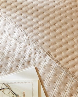 Pamuklu Kapitoneli Bej Renk Çizgi Desen Çift Kişilik Yatak Örtüsü Seti 1 Adet 250 x 230 / 2 Adet 50 x 70 cm