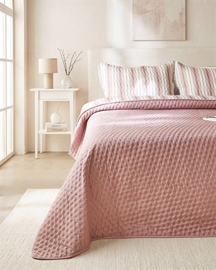 Pamuklu Kapitoneli Bordo Renk Çizgi Desen Çift Kişilik Yatak Örtüsü Seti 1 Adet 250 x 230 / 2 Adet 50 x 70 cm