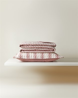 Pamuklu Kapitoneli Bordo Renk Çizgi Desen Tek Kişilik Yatak Örtüsü Seti 1 Adet 180 x 230 / 1 Adet 50 x 70 cm