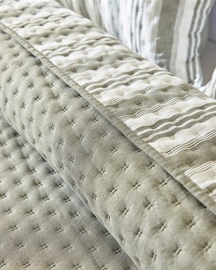 Pamuklu Kapitoneli Haki Renk Çizgi Desen Çift Kişilik Yatak Örtüsü Seti 1 Adet 250 x 230 / 2 Adet 50 x 70 cm