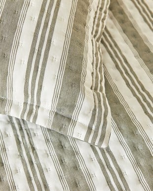 Pamuklu Kapitoneli Haki Renk Çizgi Desen Çift Kişilik Yatak Örtüsü Seti 1 Adet 250 x 230 / 2 Adet 50 x 70 cm