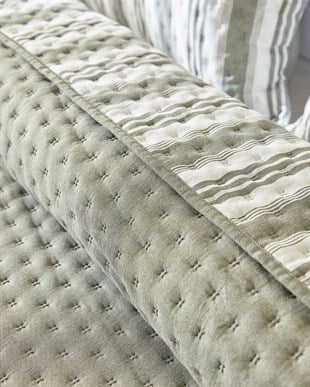 Pamuklu Kapitoneli Haki Renk Çizgi Desen Çift Kişilik Yatak Örtüsü Seti 1 Adet 250 x 230 / 2 Adet 50 x 70 cm