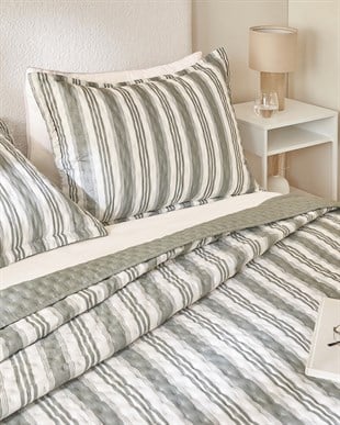 Pamuklu Kapitoneli Haki Renk Çizgi Desen Çift Kişilik Yatak Örtüsü Seti 1 Adet 250 x 230 / 2 Adet 50 x 70 cm