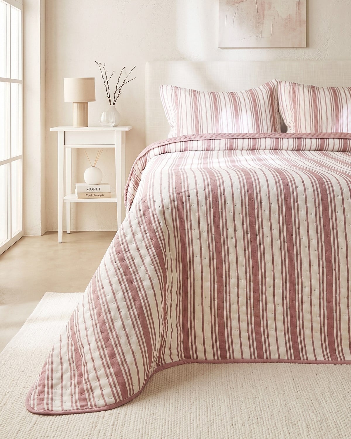 Pamuklu Kapitoneli Bordo Renk Çizgi Desen Çift Kişilik Yatak Örtüsü Seti 1 Adet 250 x 230 / 2 Adet 50 x 70 cm