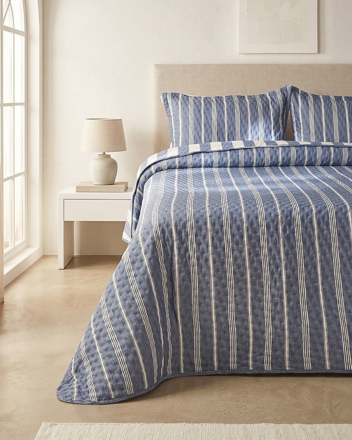 Pamuklu Kapitoneli Lacivert Renk Çizgi Desen Çift Kişilik Yatak Örtüsü Seti 1 Adet 250 x 230 / 2 Adet 50 x 70 cm