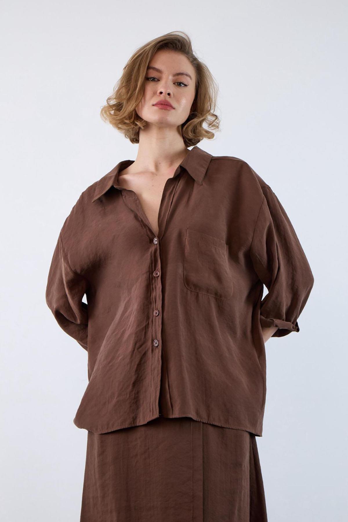 Kadın Omzu Düşük Oversize İnce Kumaş Gömlek - KAHVE