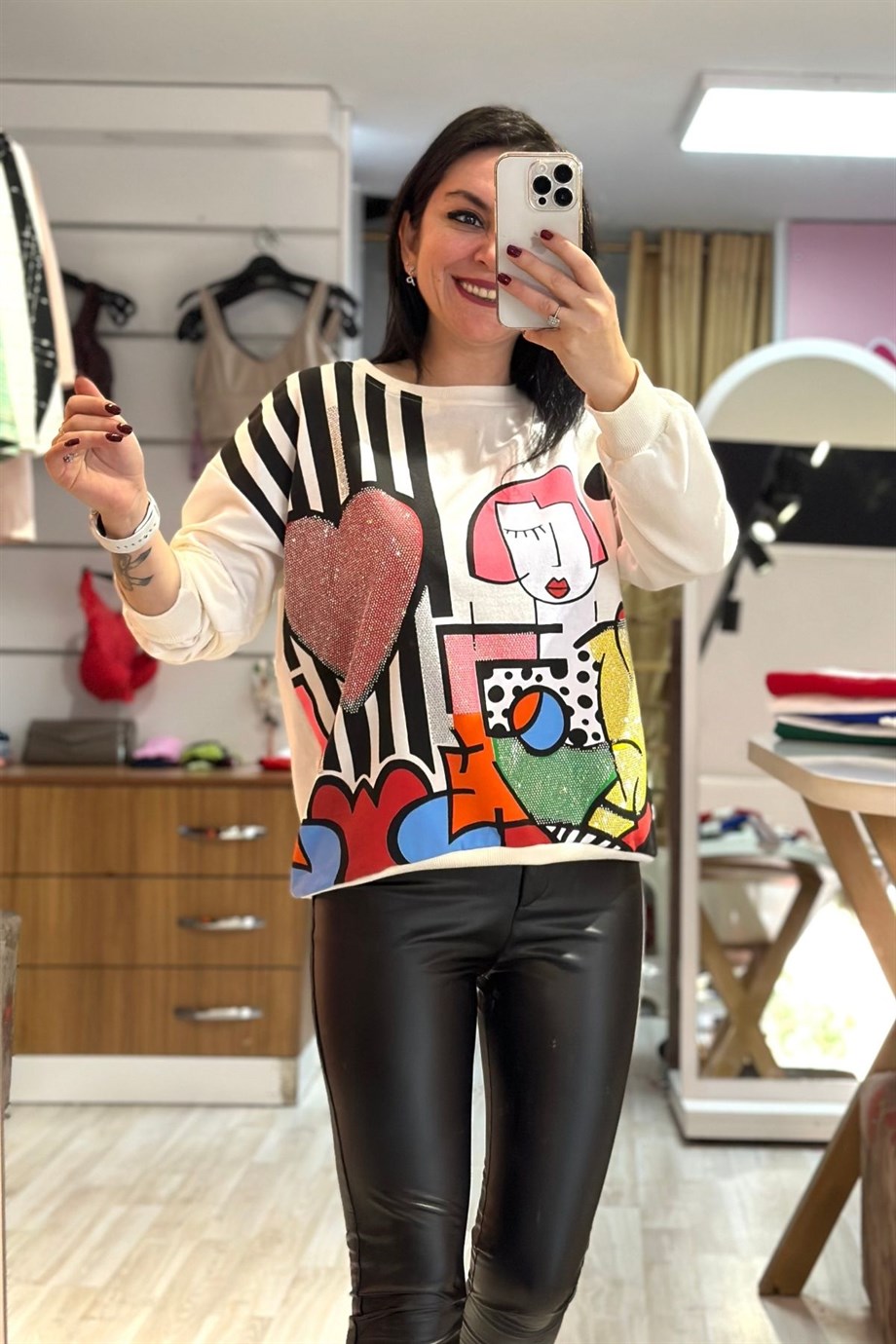 Bisiklet Yaka Kalp Taş Detaylı Baskılı Sweatshirt Ekru