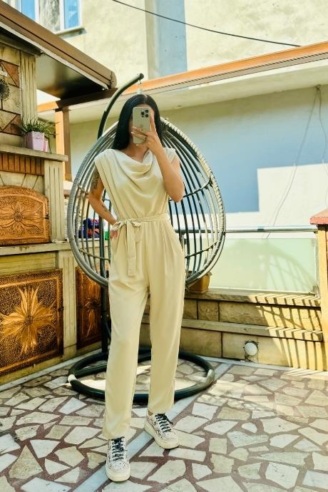 Omuz Vatkalı Dökümlü Beli Kemerli Tulum Bej