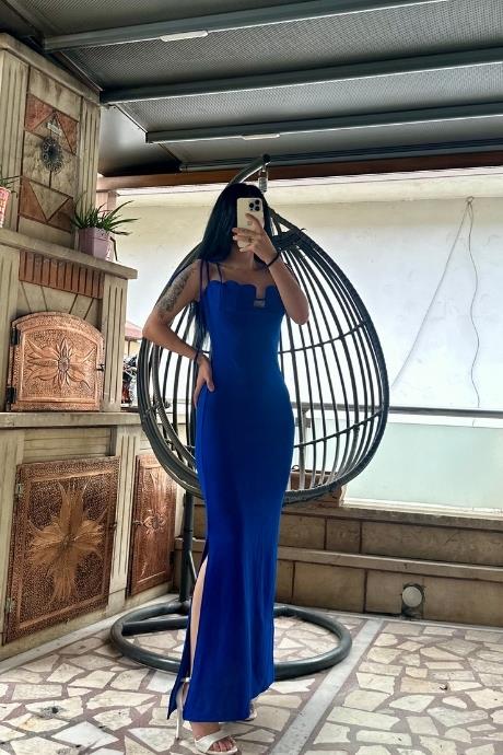 Göğüs Pedli İnce Askılı Yırtmaçlı Elbise Saks