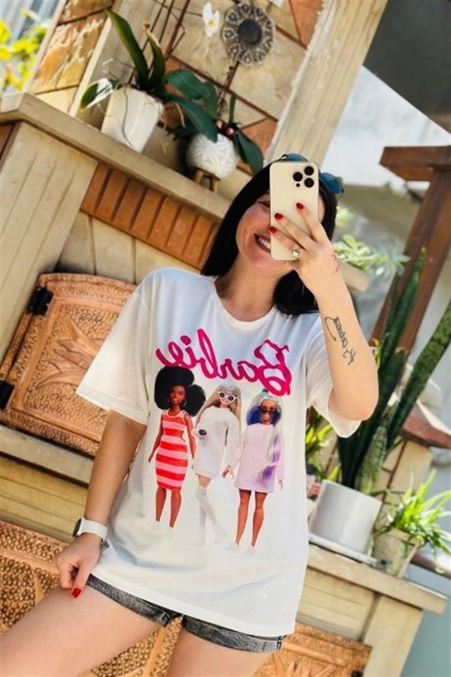 Üç Barbie Figür Baskılı T-shırt BEYAZ