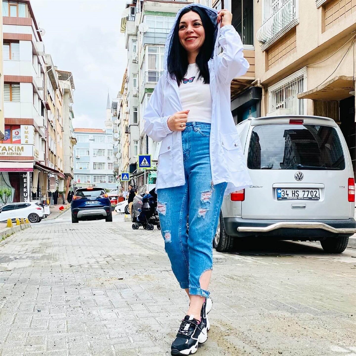 Beyaz Su Geçirmez Kapişonlu ve Cepli Yağmurluk