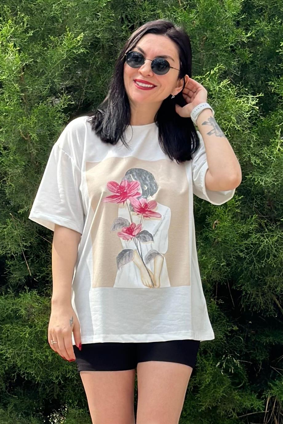 Bisiklet Yaka Çiçek Ve Kız Baaskılı Tshirt PEMBE