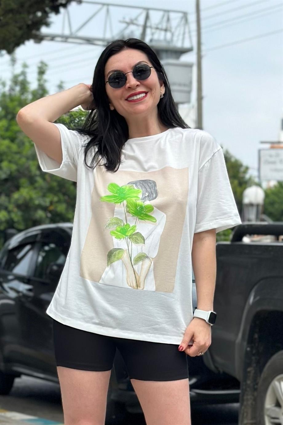 Bisiklet Yaka Çiçek Ve Kız Baaskılı Tshirt YEŞİL