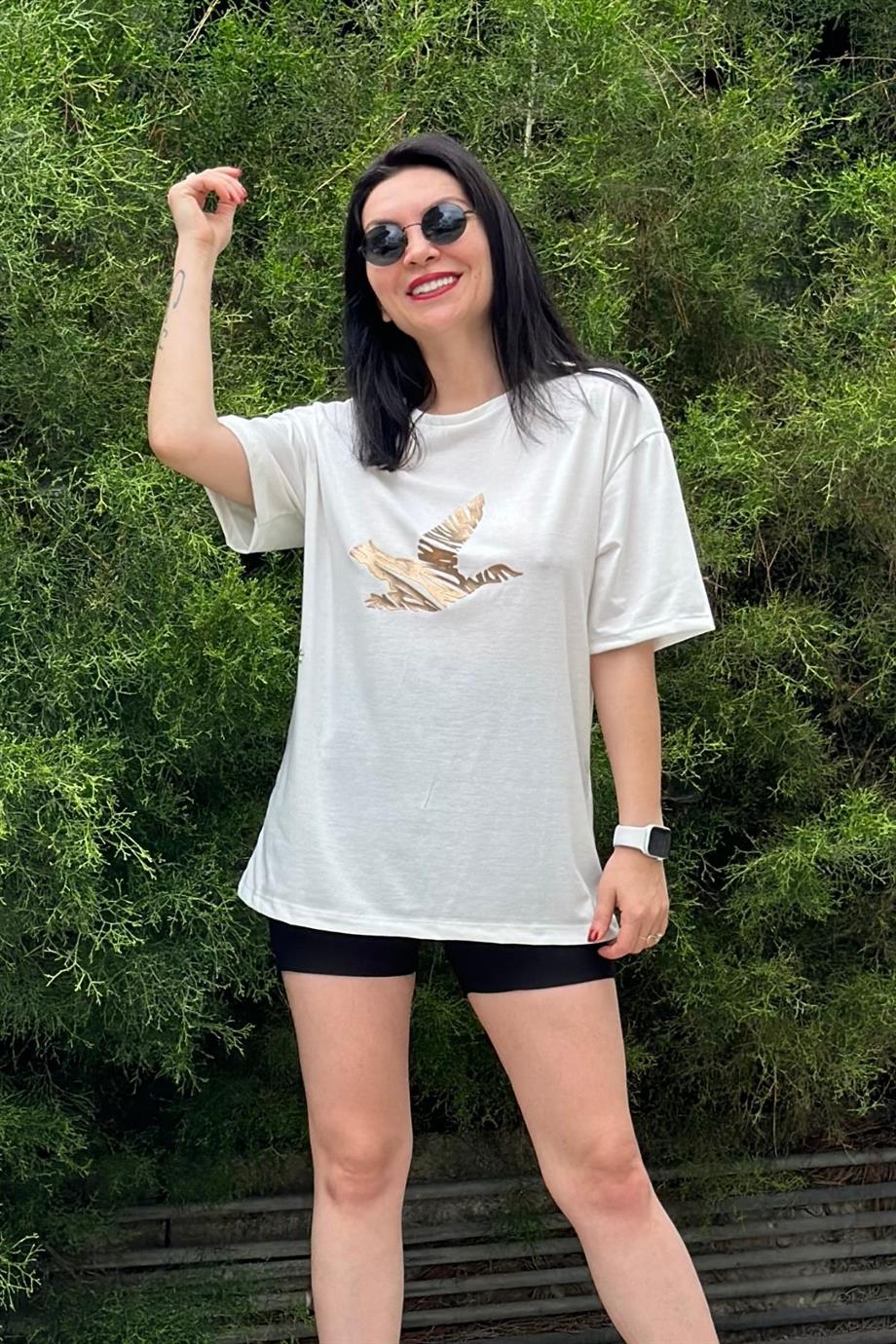 Bisiklet Yaka Simli Parlak Kuş Baskılı Tshirt KAHVERENGİ