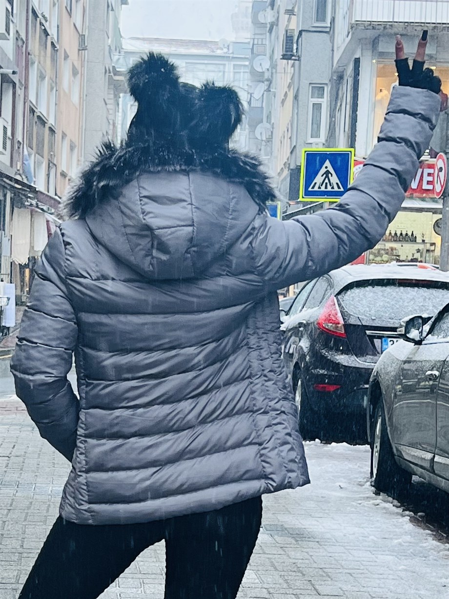 Gri Kapüşonlu Elyafı Dolgun İçi Astarlı Cep Fermuar Kapamalı Şişme Mont