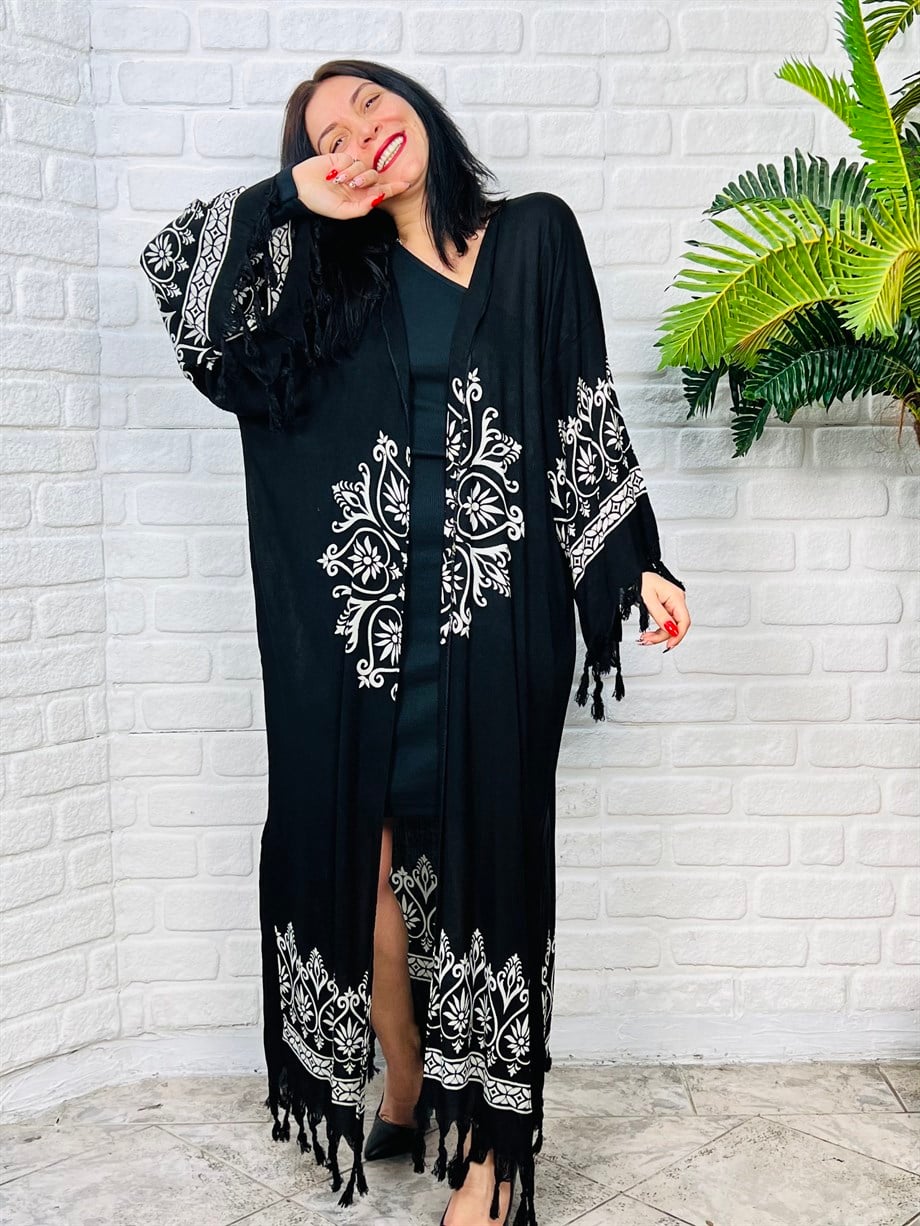 Siyah-Beyaz Desenli Eteği Püsküllü Yan Yırtmaç Detaylı Uzun Kimono